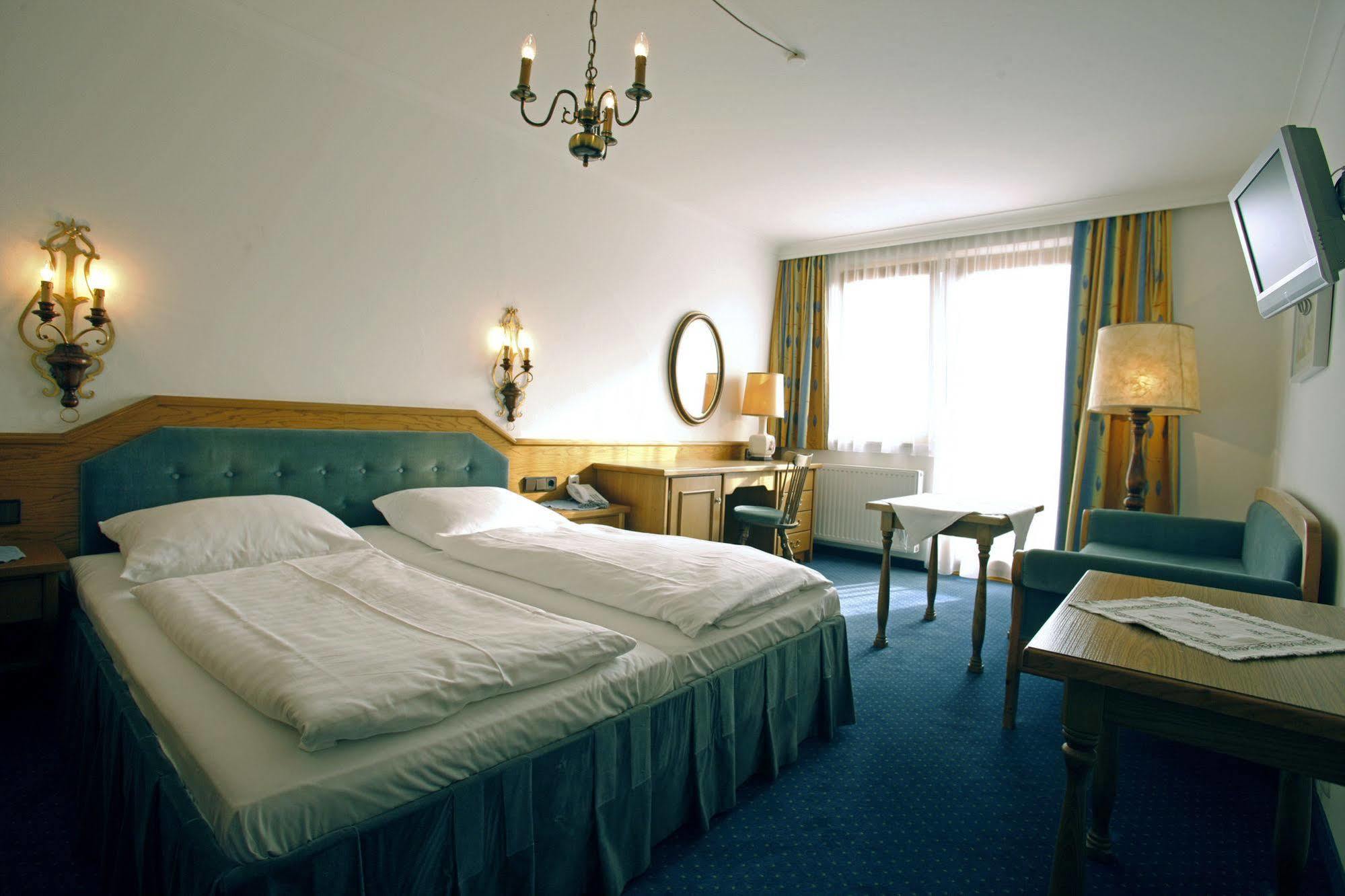 Hotel Gasthof Zum Kirchenwirt Puch bei Hallein Bagian luar foto